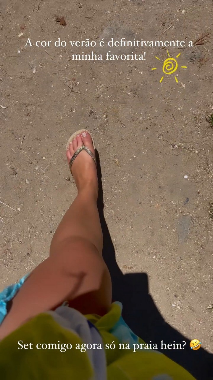 Larissa Manoela Feet